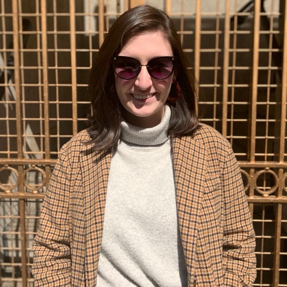 Meet your Posher, Aly - Picture 5 of 7